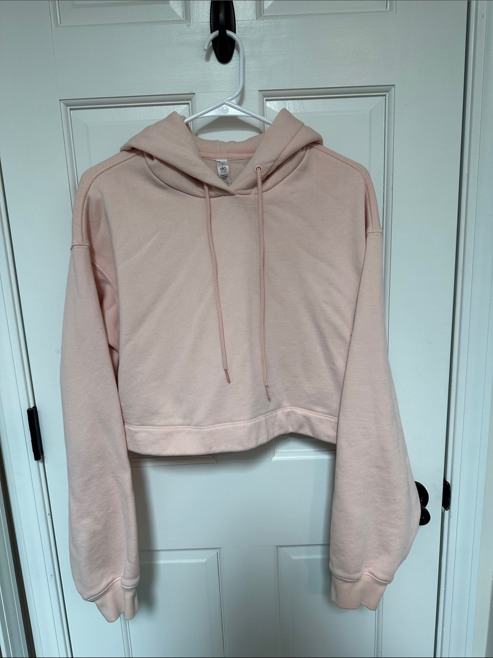 ALO Yoga Accolade Cropped Blush Pullover Hoodie